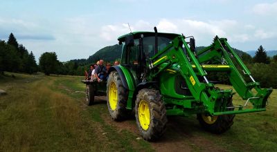 Tură gastronomică cu John Deere la stâna tradiţională din Ținutul Vulcanilor