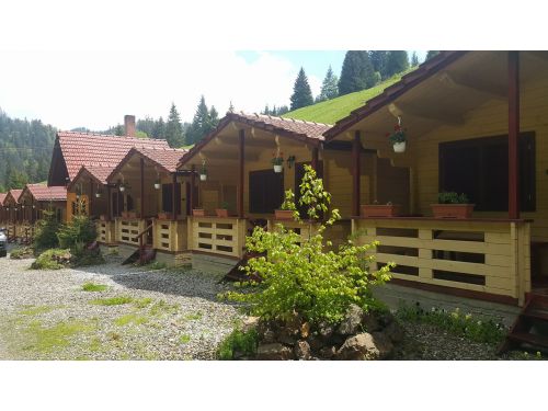 Chalets Likas Lacu Rosu