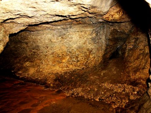 Mauvais Grotte De La Vallée Pietroasa