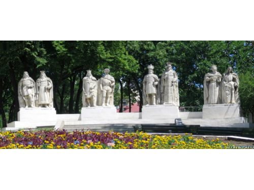 Die Statuengruppe Des Woiwoden :: Iasi