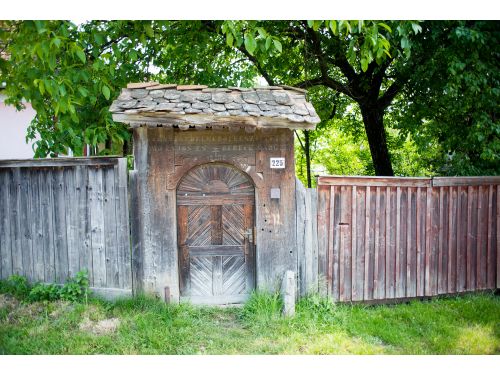 Carved Wooden Gates Eremitu