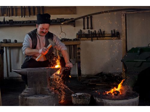 Făurarul Satului Păsăreni